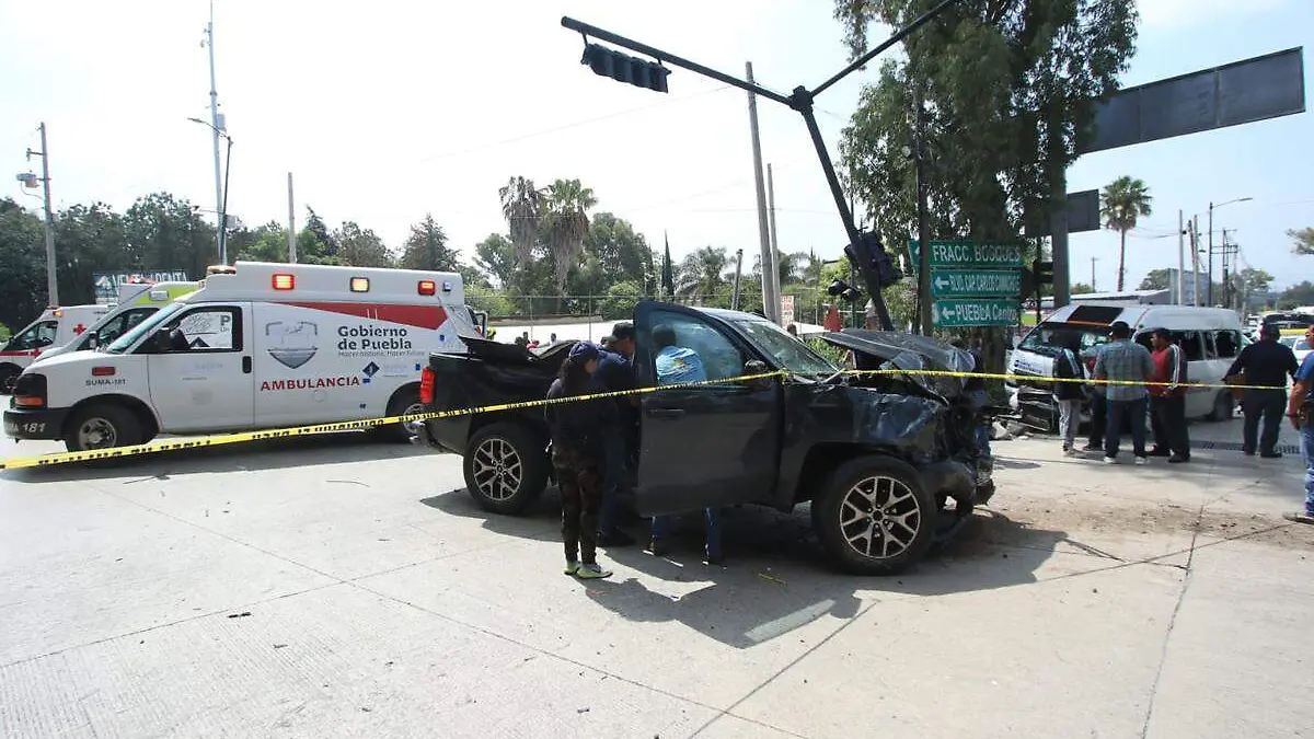 accidente de linea periferico y camioneta particular